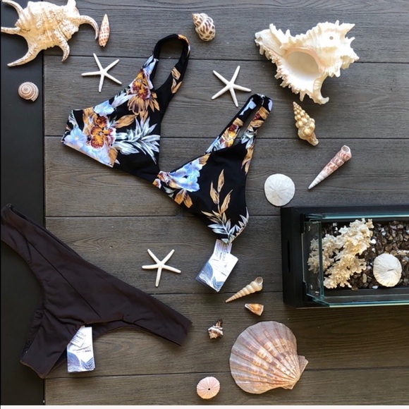 🌴🌼VOLCOM- BIKINI SET🌼🌴 - Picture 2 of 8